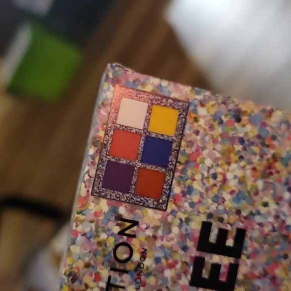 Revolution Boujee AF 6 Colorful Shadows Palette New In Box - Picture 4 of 4